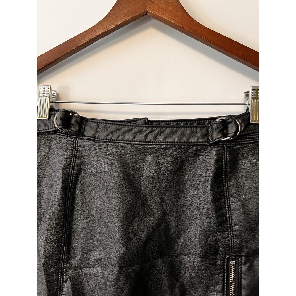 Free People Vegan Leather Midnight Magic Classic Mini‎ Skirt Sz 6 Goth Indie - Picture 3 of 11